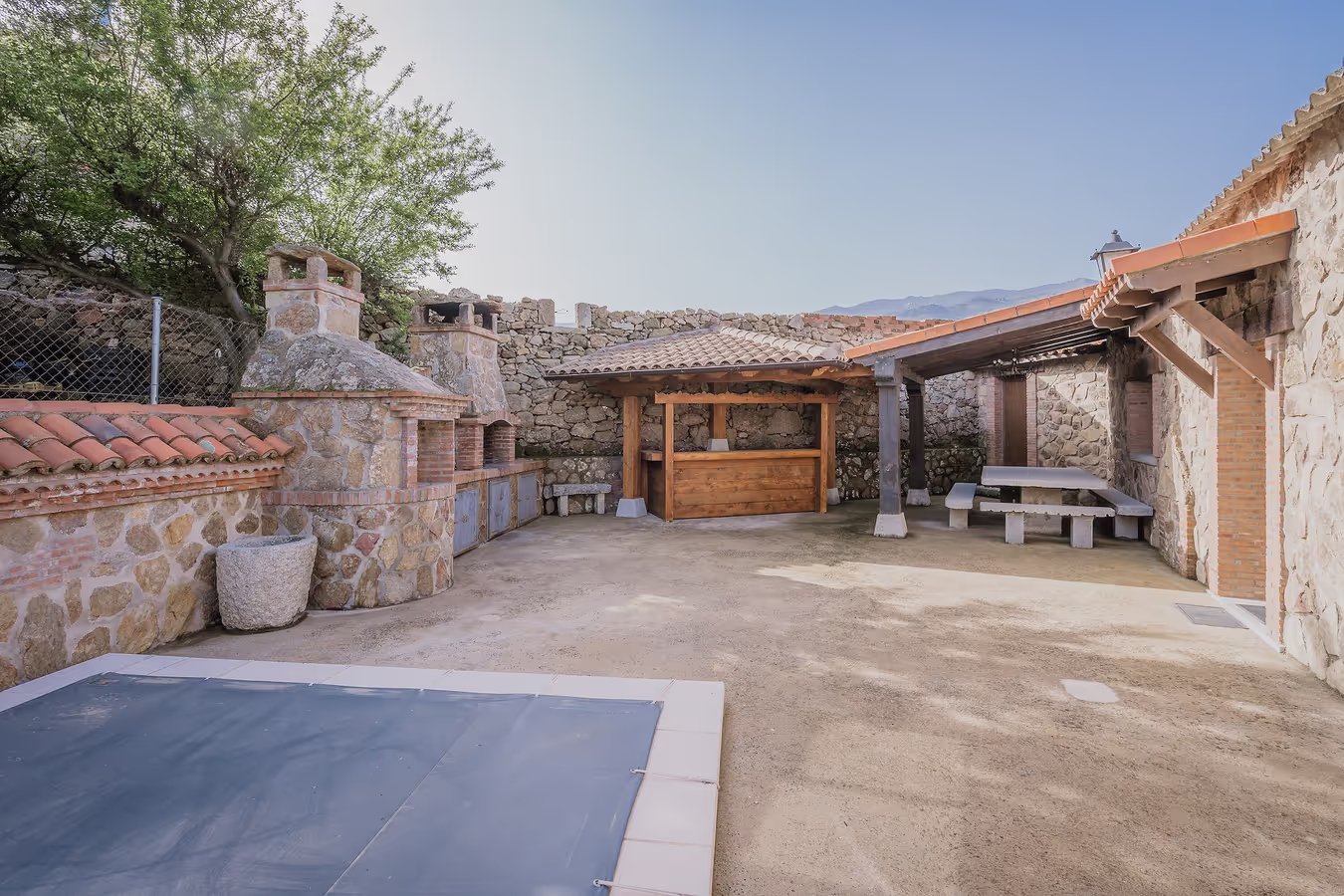 Piscina privada y patio de Casa Rural El Cauce