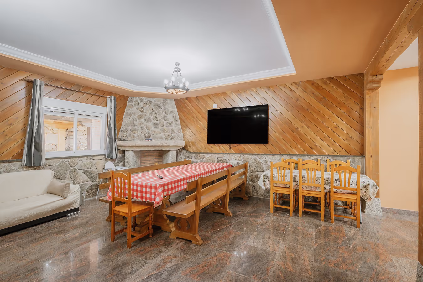Sal&oacute;n y zona com&uacute;n de Casa Rural El Cauce