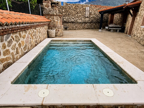 Piscina privada y patio de Casa Rural El Cauce en Navaluenga